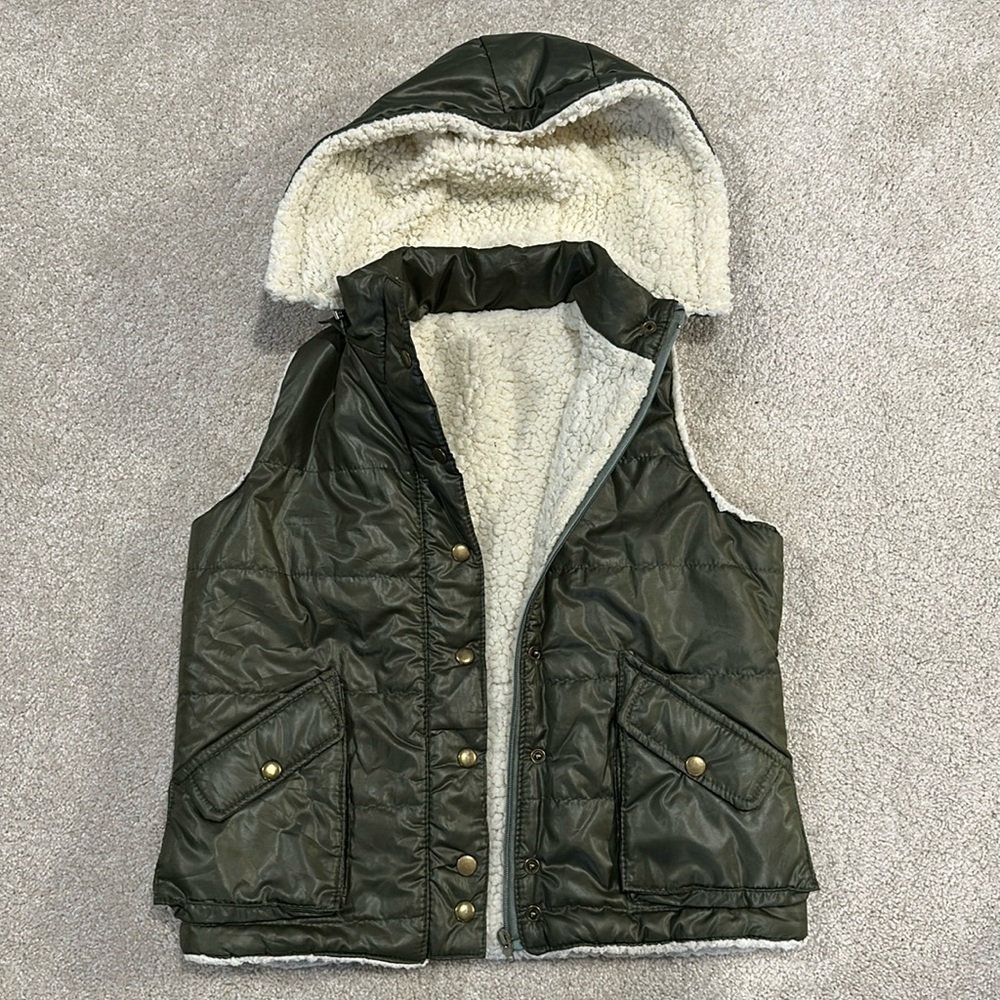Sherpa lined jungle green colored vest (sz small)